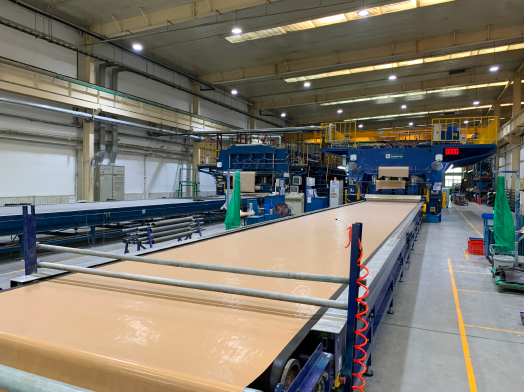 Image of the service network of an employee on a conveyor belt