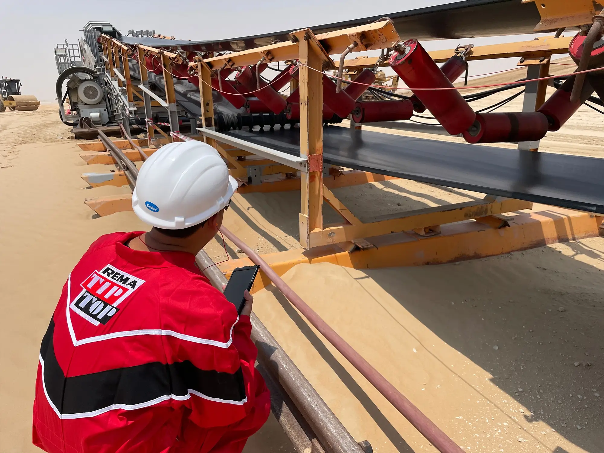 Image of the service network of an employee on a conveyor belt